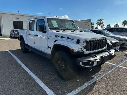 Used 2025 Jeep Gladiator Sport AWD/4WD image 2