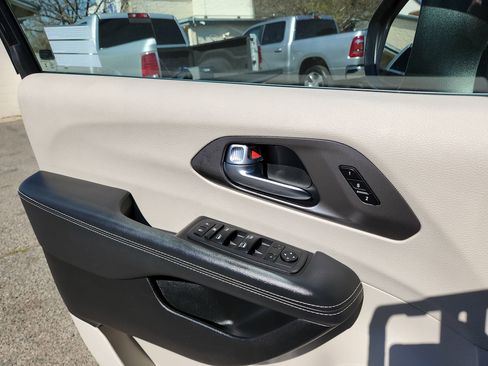 Certified 2023 Chrysler Pacifica Touring-L image 15