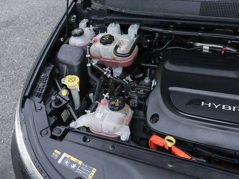 Used 2023 Chrysler Pacifica Touring-L image 8