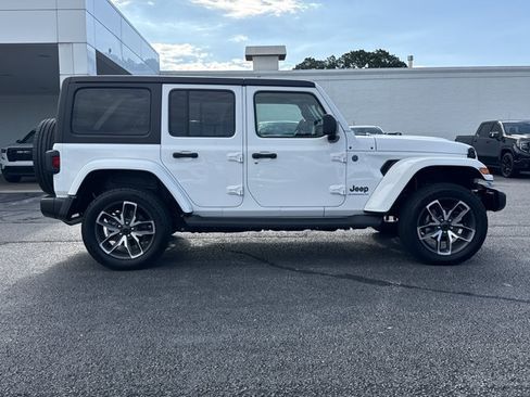 Used 2024 Jeep Wrangler Unlimited w/ Convenience Group AWD/4WD image 2