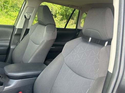 Used 2020 Toyota RAV4 XLE w/ Convenience Package FWD image 13