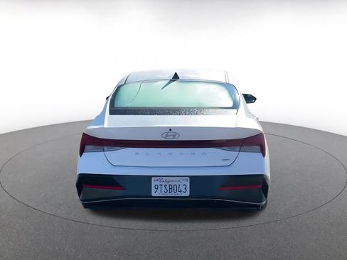 Used 2025 Hyundai Elantra Limited image 12