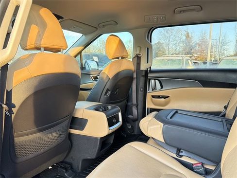 Used 2024 Kia Carnival LX image 10