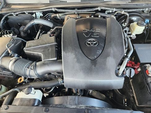 Used 2017 Toyota Tacoma TRD Sport image 30