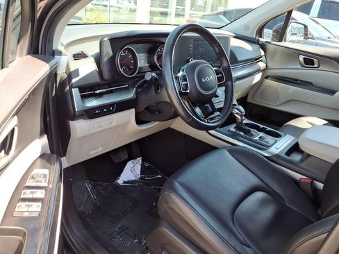 Used 2024 Kia Carnival LX FWD image 6