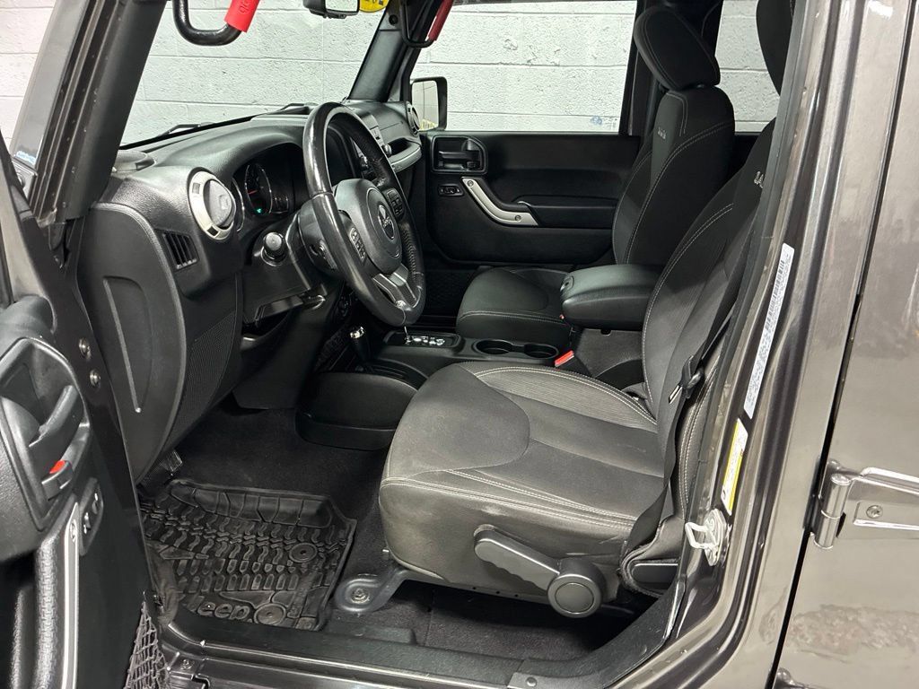 Used 2018 Jeep Wrangler Unlimited Sahara w/ Connectivity Group AWD/4WD image 13