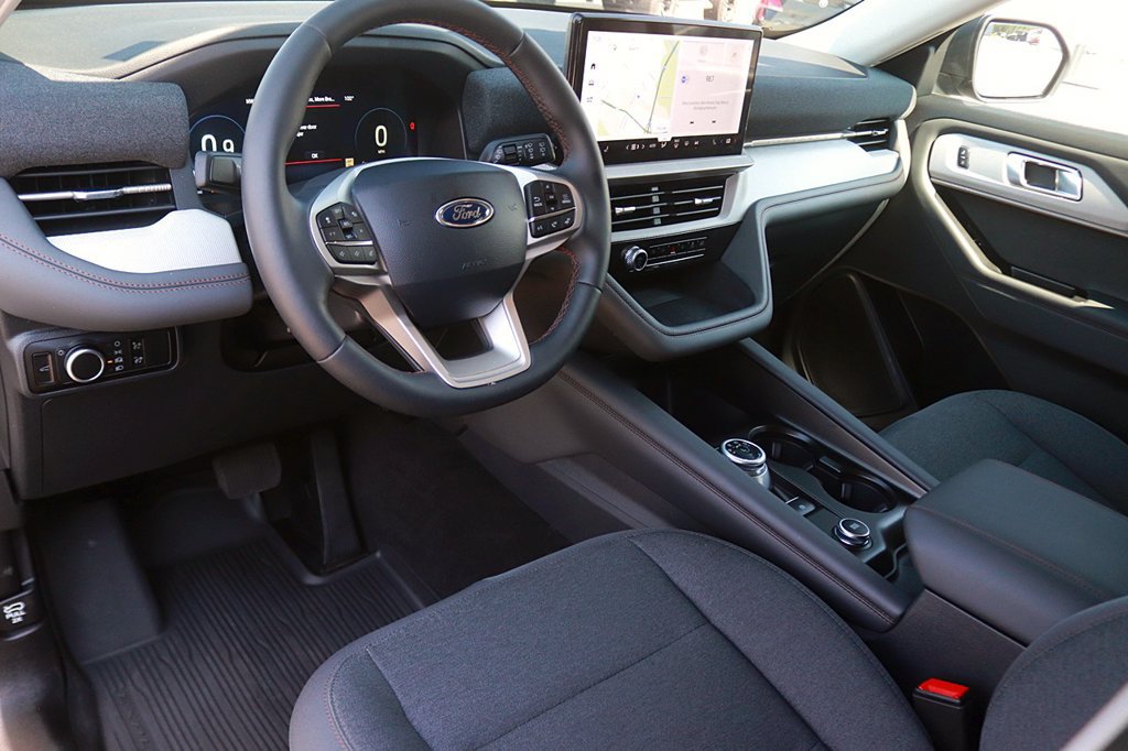 Used 2026 Ford Explorer Active RWD image 12