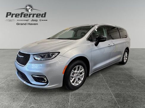 Used 2024 Chrysler Pacifica Touring-L FWD image 10