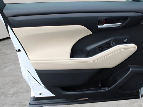 Certified 2025 Toyota Highlander XLE image 19