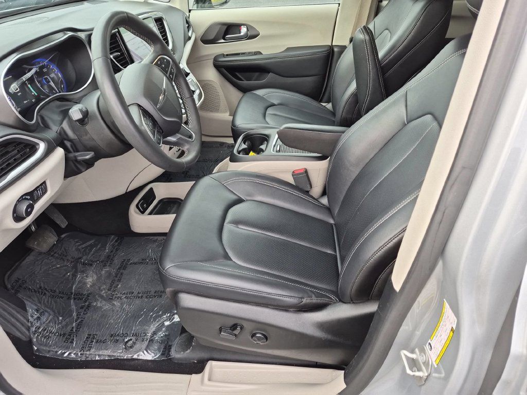 Used 2024 Chrysler Pacifica Touring-L FWD image 11