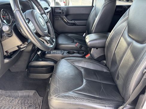 Used 2015 Jeep Wrangler Unlimited Sahara image 17