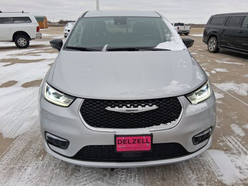 Used 2024 Chrysler Pacifica Touring-L image 3