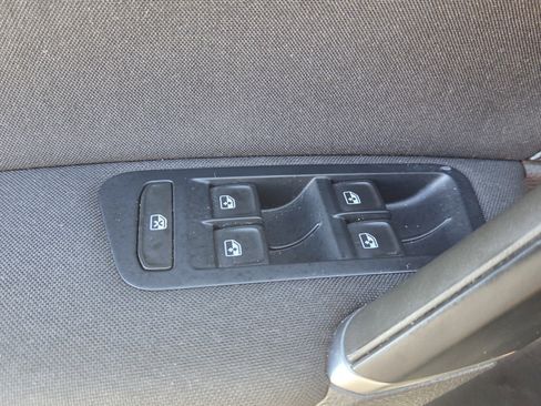 Used 2016 Volkswagen e-Golf SE w/ DC Fast Charging Package image 13