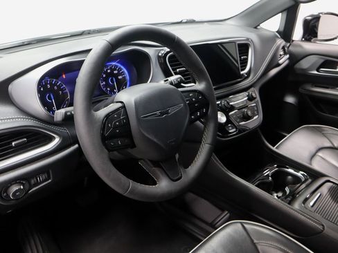 Used 2025 Chrysler Pacifica Limited FWD image 27