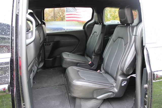 Used 2025 Chrysler Voyager LX FWD image 33
