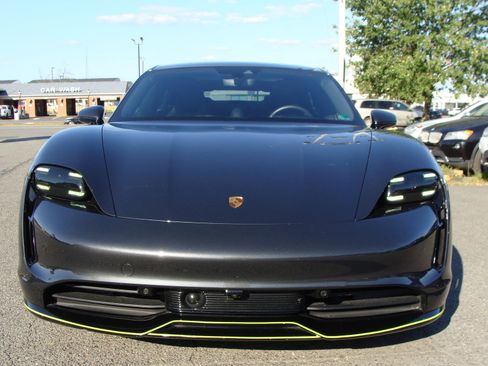 Used 2022 Porsche Taycan image 2