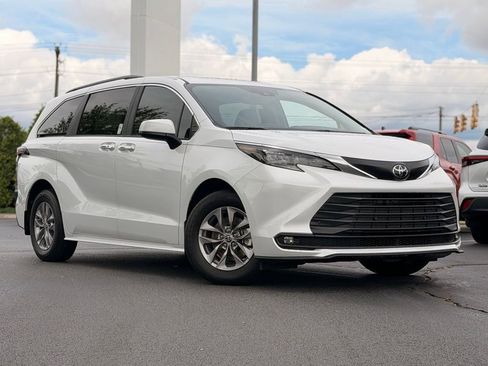 New 2026 Toyota Sienna XLE FWD image 2