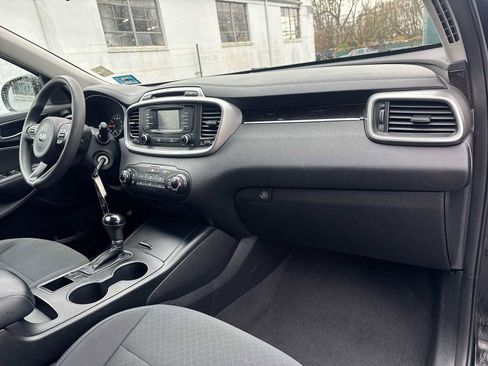 Used 2017 Kia Sorento LX image 16