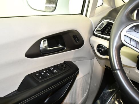 Used 2022 Chrysler Pacifica Touring-L FWD image 32