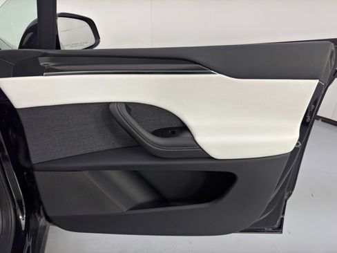 Used 2022 Tesla Model X Plaid image 43