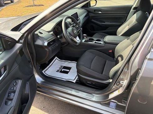 Used 2025 Nissan Altima 2.5 SV image 4