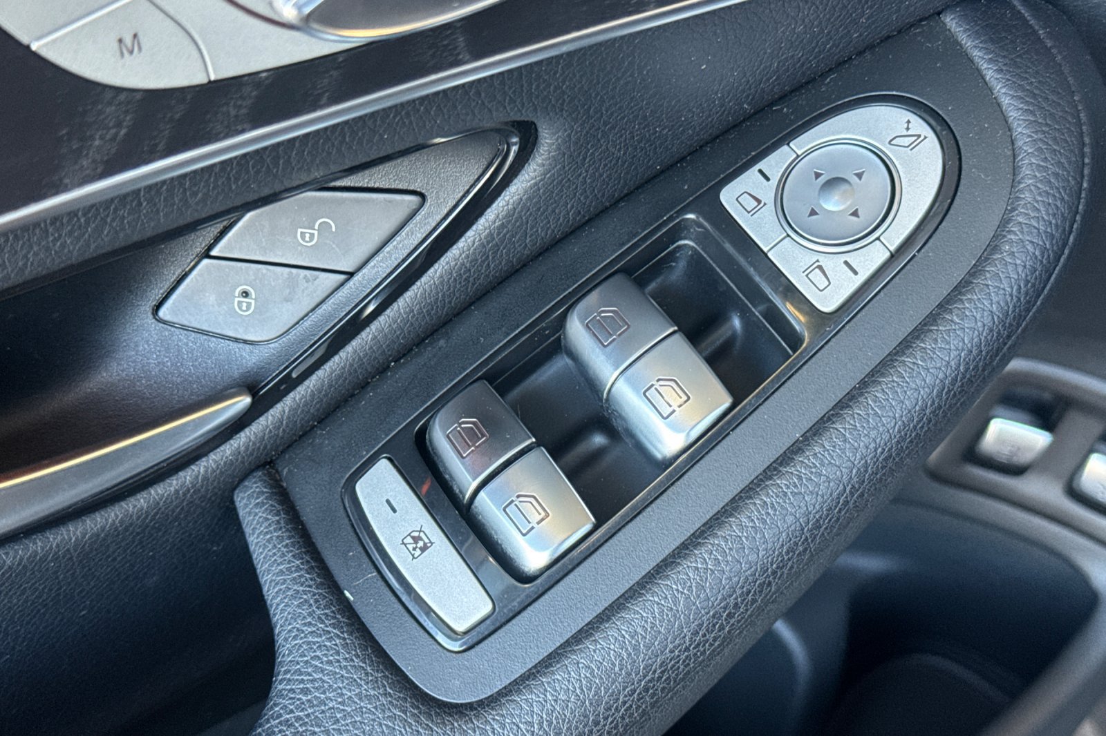Used 2018 Mercedes-Benz GLC 350e 4MATIC image 11