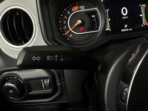 Used 2025 Jeep Wrangler Unlimited Sahara AWD/4WD image 36