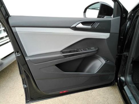 Used 2022 Volkswagen Taos SEL w/ Panoramic Sunroof Package image 14