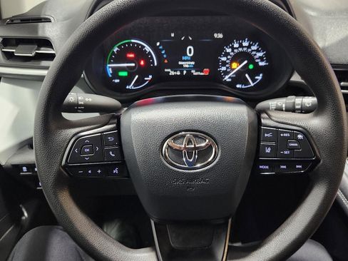 Used 2025 Toyota Sienna LE image 12
