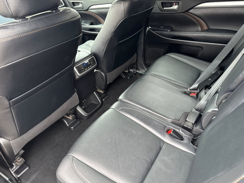 Used 2019 Toyota Highlander XLE AWD/4WD image 27