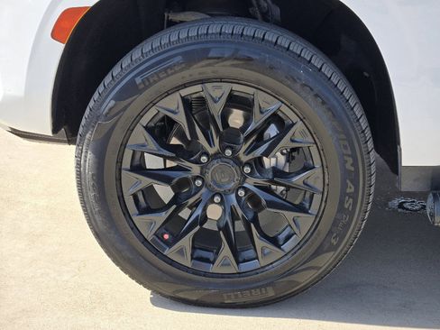 Used 2022 Chevrolet Suburban Z71 w/ Z71 Off-Road Package image 17