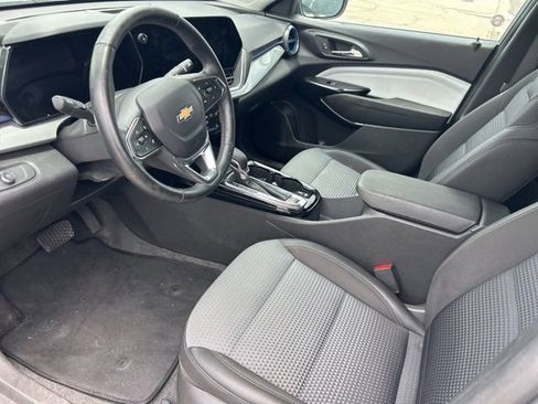 Used 2025 Chevrolet Trax LT w/ LT Convenience Package FWD image 27