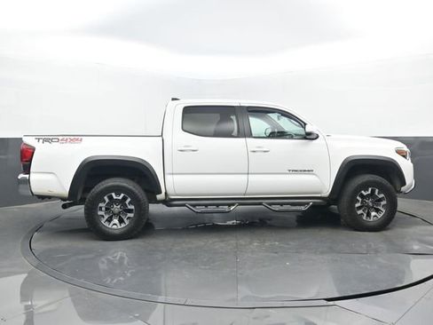 Used 2018 Toyota Tacoma TRD Off-Road image 2