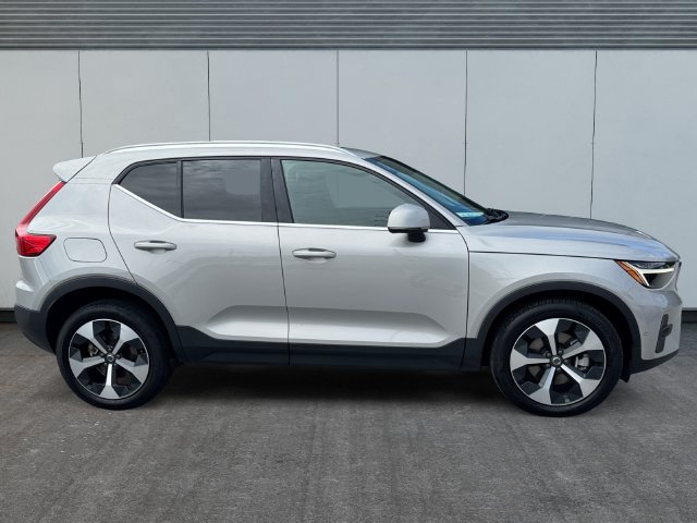 Used 2025 Volvo XC40 B5 Plus AWD/4WD image 6