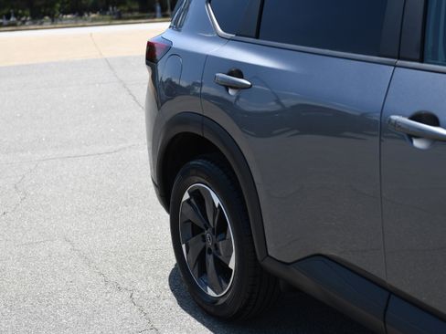 Used 2024 Nissan Rogue SV AWD/4WD image 4