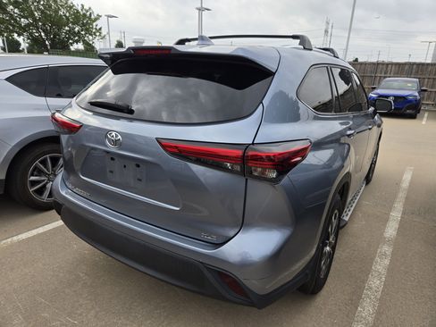 Used 2021 Toyota Highlander XLE FWD image 4