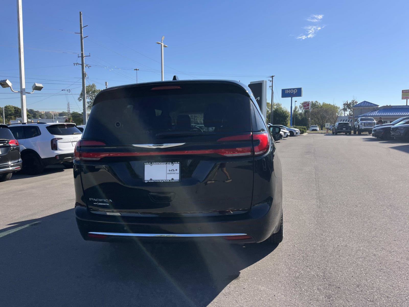 Used 2024 Chrysler Pacifica Touring-L FWD image 4