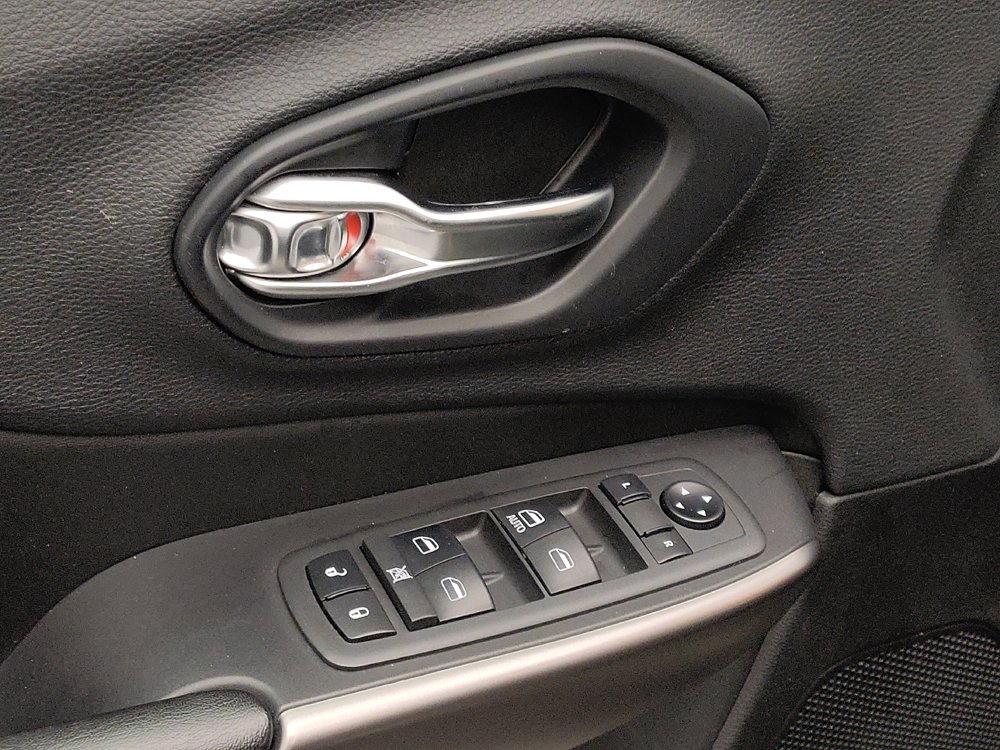 Used 2019 Jeep Cherokee Latitude w/ Cold Weather Group AWD/4WD image 27