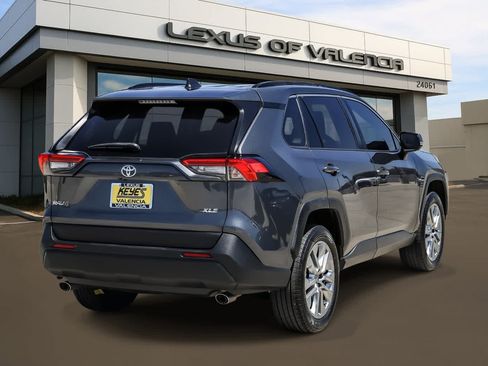 Used 2022 Toyota RAV4 XLE Premium FWD image 4