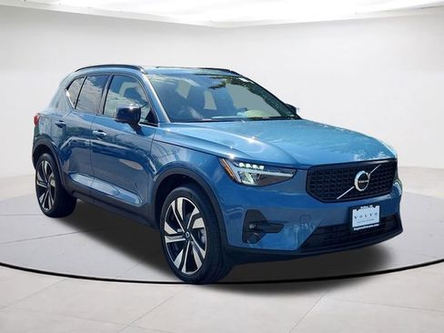 Certified 2023 Volvo XC40 B5 Plus w/ Protection Package Premier image 1