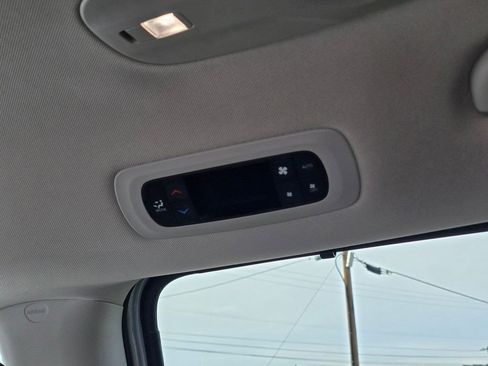 Used 2024 Chrysler Pacifica Touring-L FWD image 19