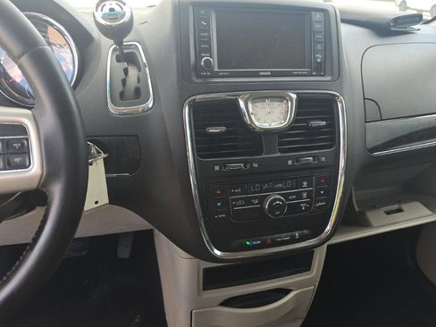 Used 2014 Chrysler Town & Country Touring image 13