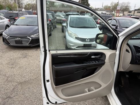 Used 2014 Chrysler Town & Country Limited w/ Luxury Group image 7