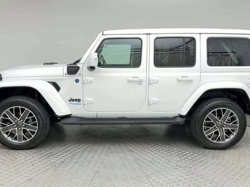 Used 2022 Jeep Wrangler Unlimited Sahara AWD/4WD image 5