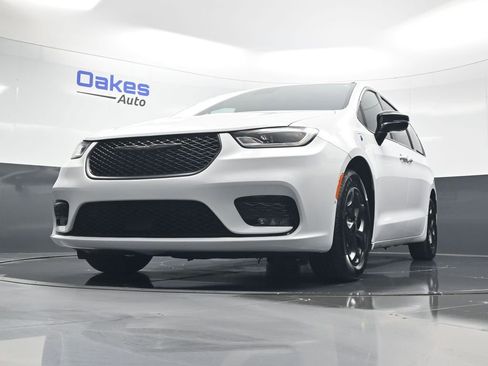 Used 2024 Chrysler Pacifica Select image 41