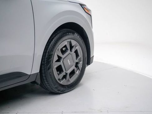 Used 2025 Kia Carnival EX FWD image 18