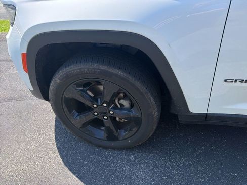 Used 2023 Jeep Grand Cherokee Limited w/ Black Appearance Package AWD/4WD image 8