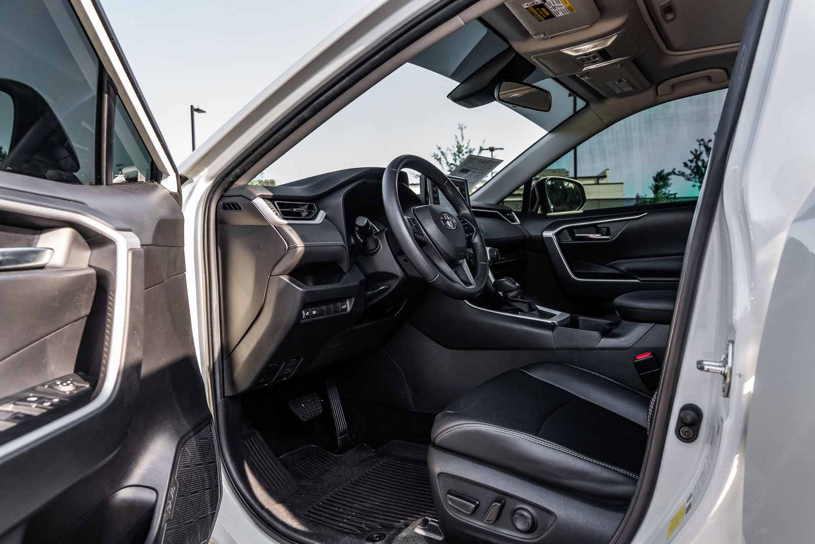 Used 2022 Toyota RAV4 XLE Premium FWD image 17