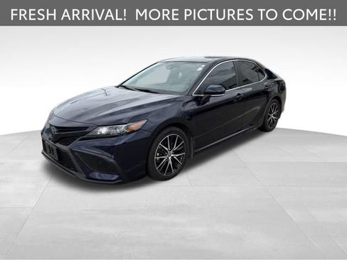 Used 2022 Toyota Camry SE w/ Cold Weather Package FWD image 1