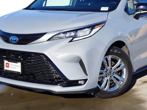 Used 2023 Toyota Sienna XSE image 5